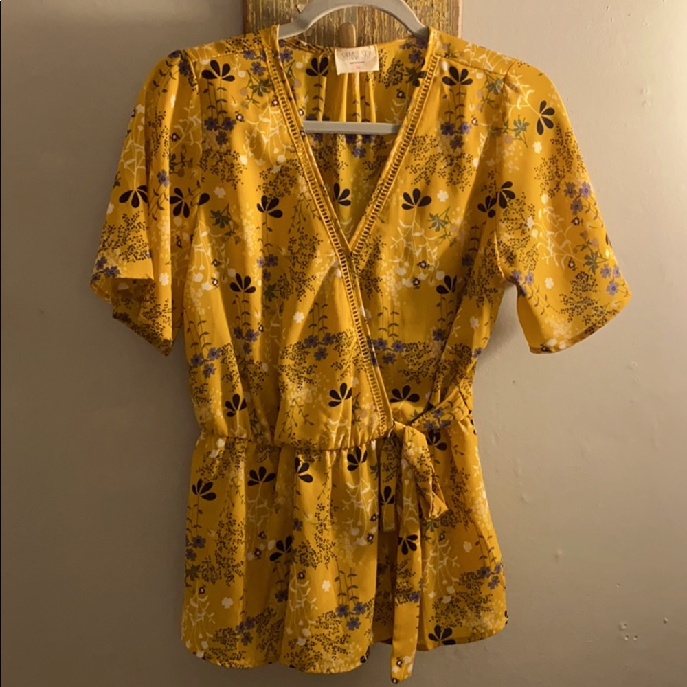 Short sleeve vneck yellow blouse w/ elastic waist